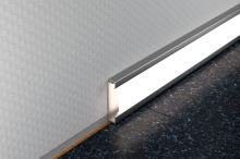 Schlüter-DESIGNBASE-QD soklová lišta, hliník elox vzhled nerez kartáč, v: 11 mm, d: 2,5 m (1)